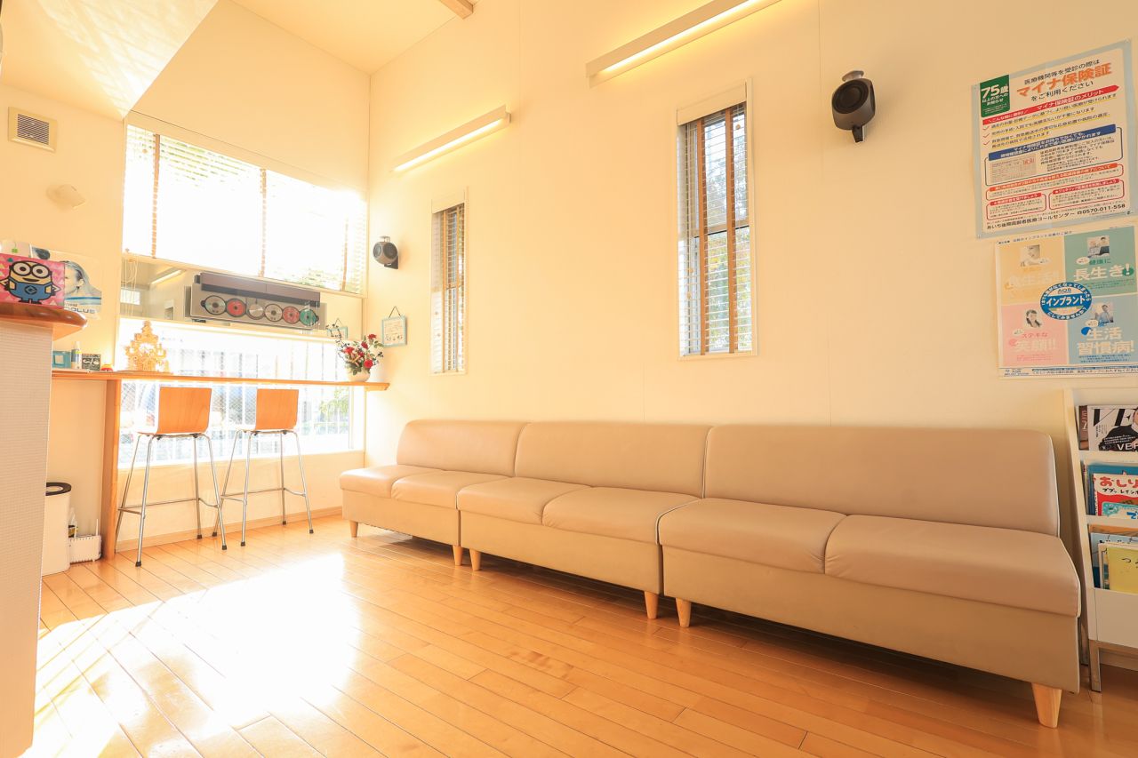 たかやなぎ歯科院内待合室1